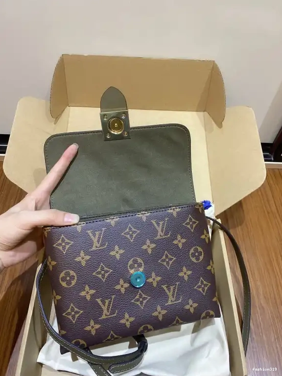 BB VUITTON LOCKY LOUIS 0505